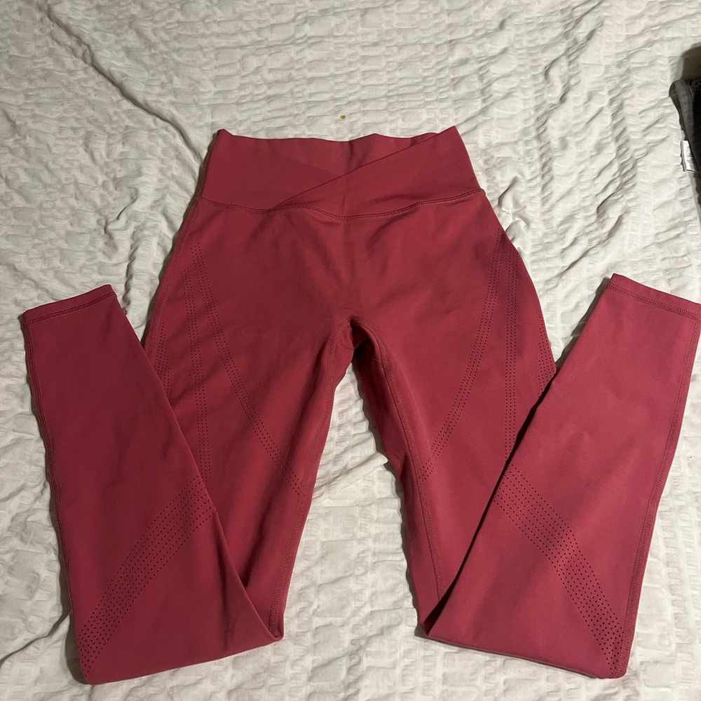 Alphalete- surface path laser cut leggings pink